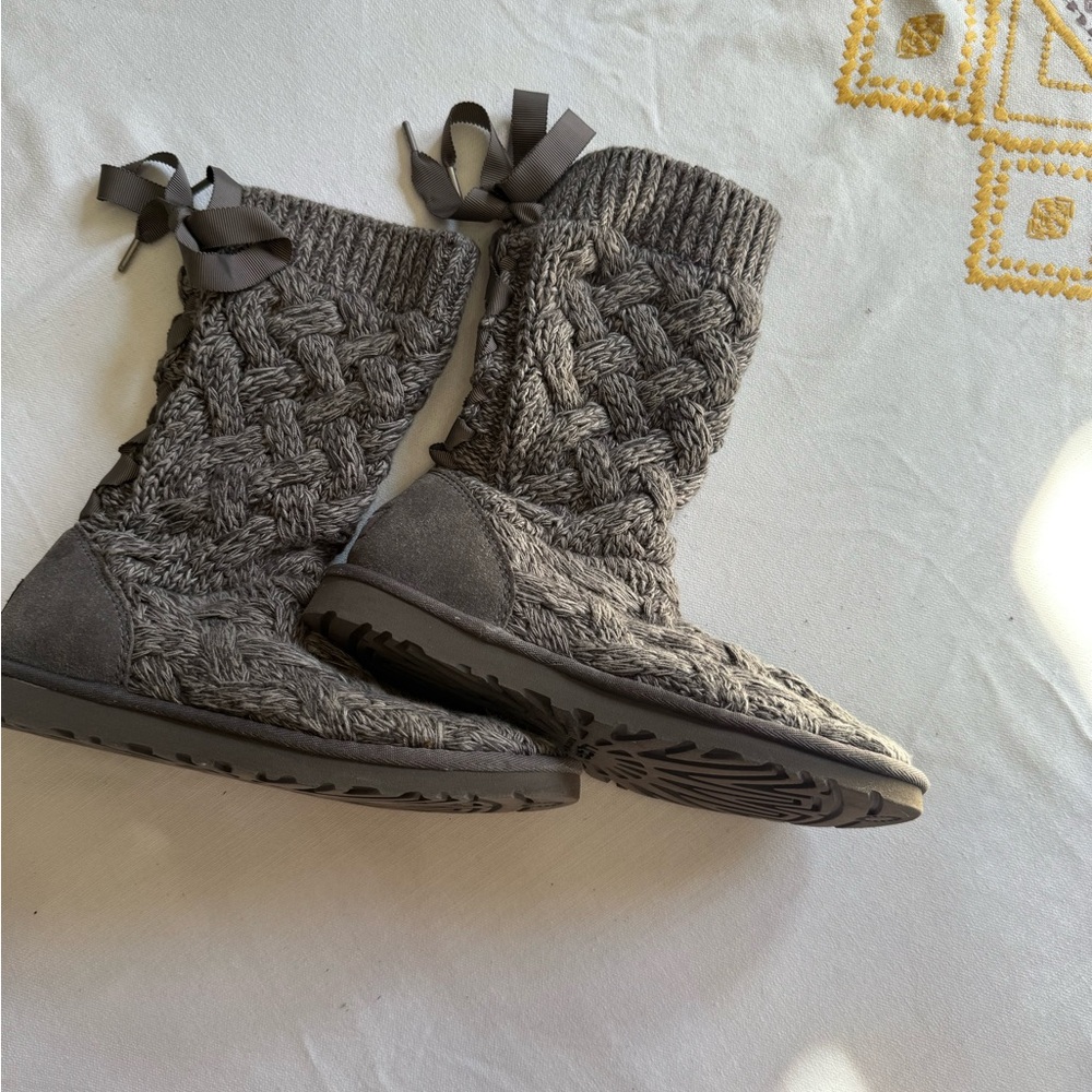 GUC Sz 6 UGG Cozy Gray Knit Women's Boots with ribbons